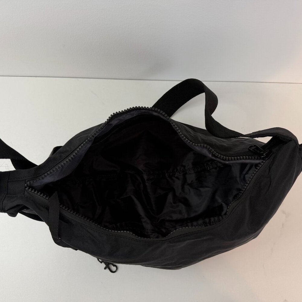 New Black Crossbody Cresent Sling Bag with Storage Pouch Water Restistant - Picture 5 of 11